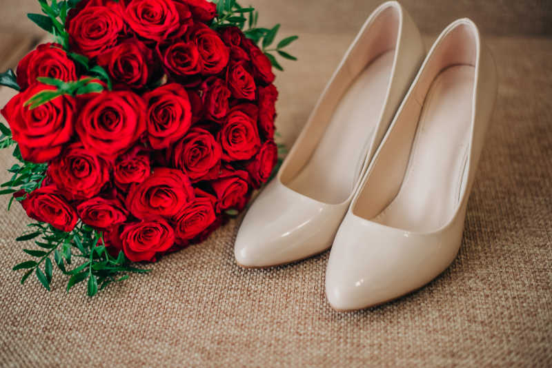 新娘捧花和高跟鞋