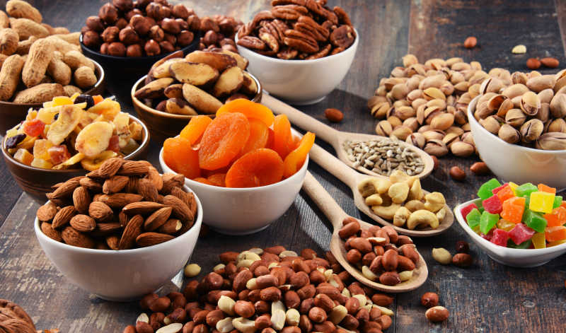 碗里的水果干和什锦坚果