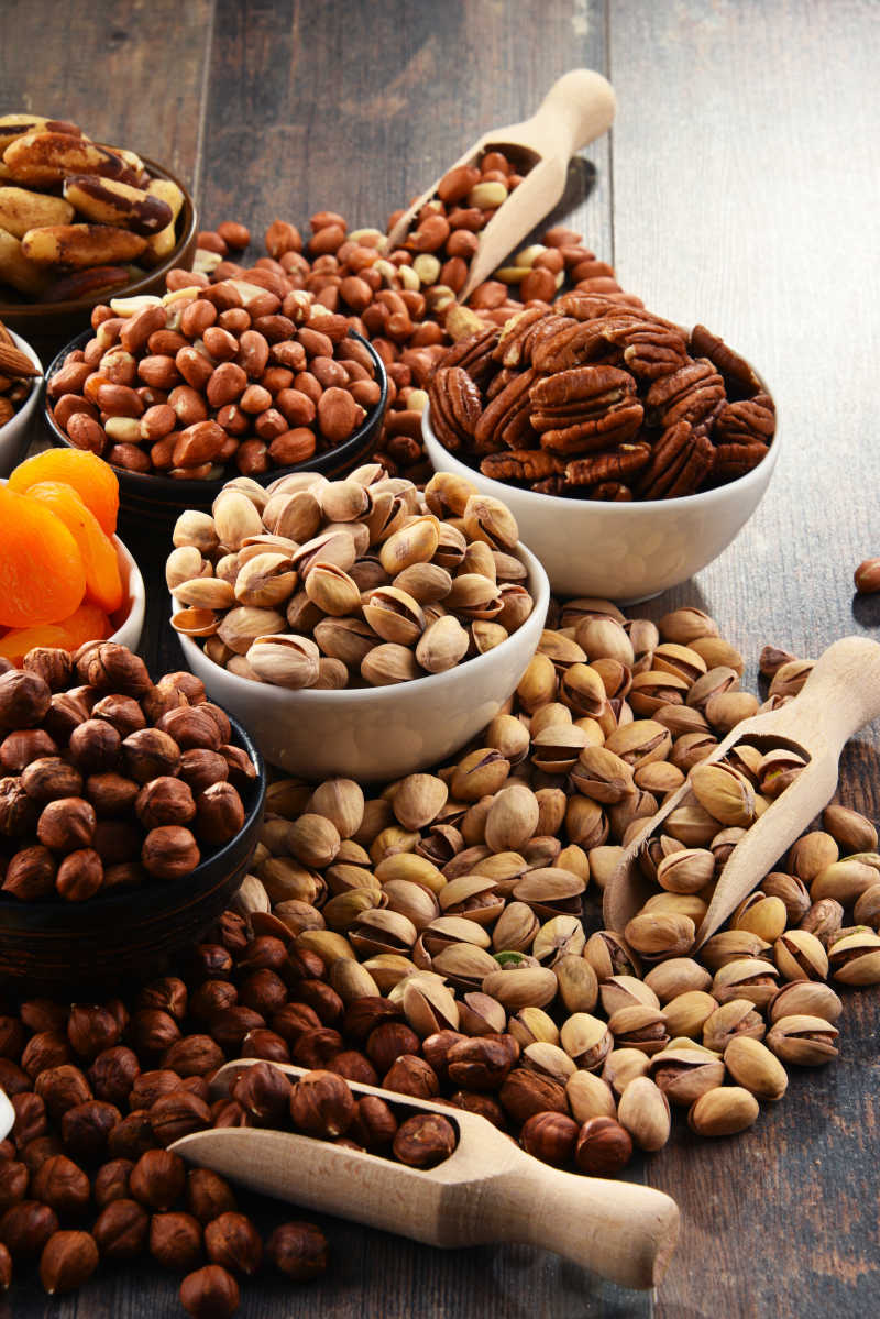 木桌上的什锦坚果组合