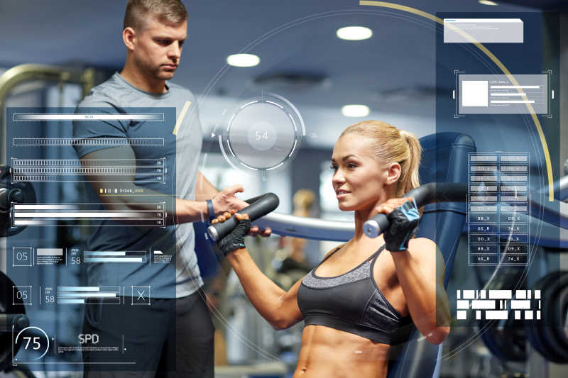 男人和女人在健身房机器上锻炼