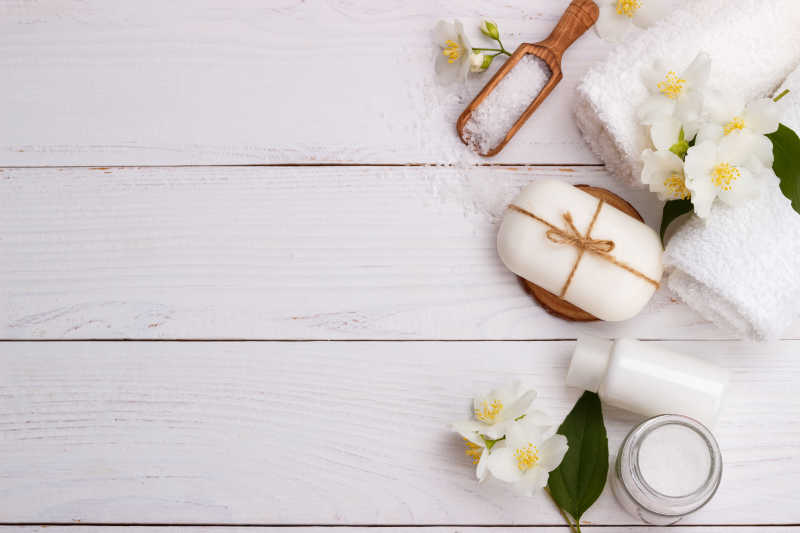 白色背景上的白色肥皂毛巾和白色的花