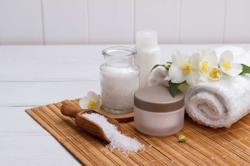 白色背景上的毛巾浴盐和白色茉莉花