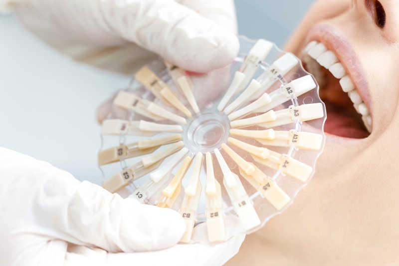 牙医比较患者的牙齿和样本