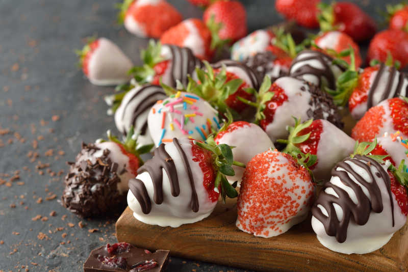 草莓覆盖着和黑白巧克力