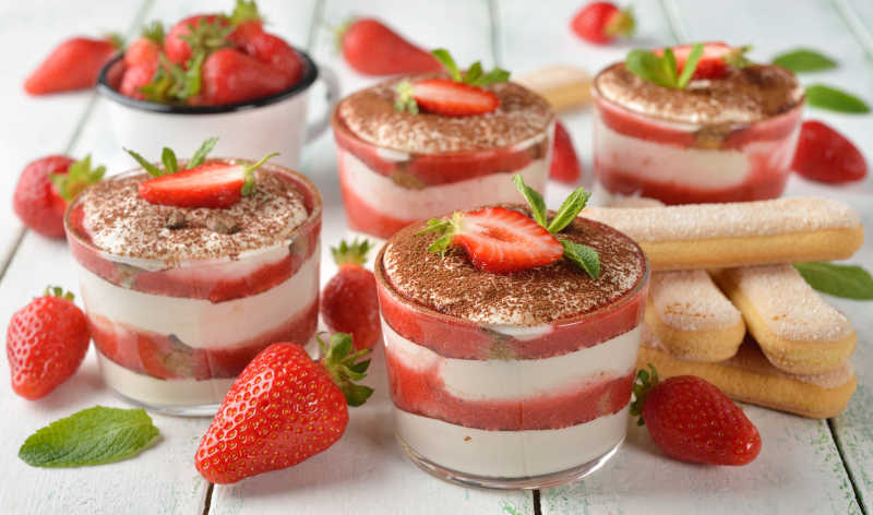 草莓甜点提拉米苏新鲜草莓