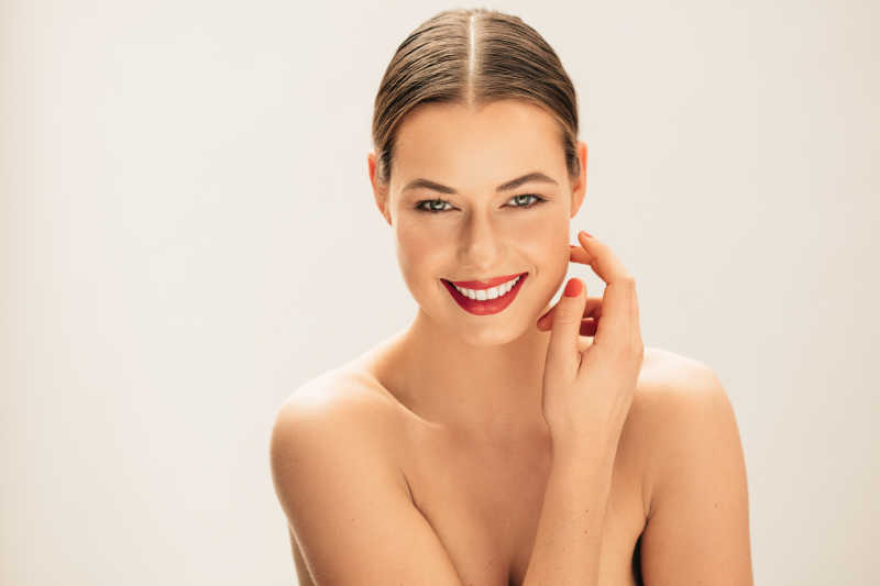 时尚的年轻女模特与完美的肌肤