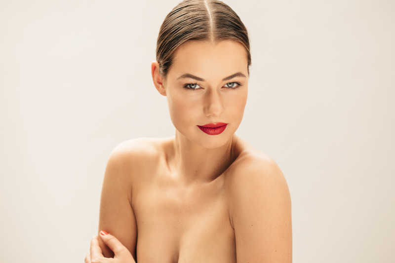 美丽的年轻裸照女模特