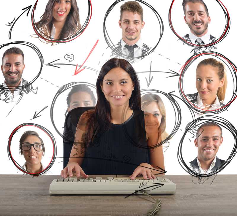 女商人用电脑聊天