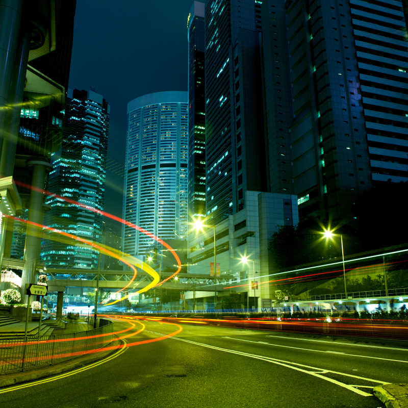 汽车通过城市霓虹灯概念表现