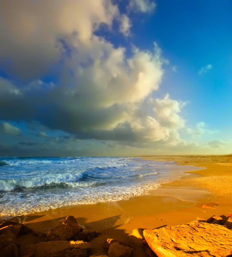 蓝天白云下的海滩