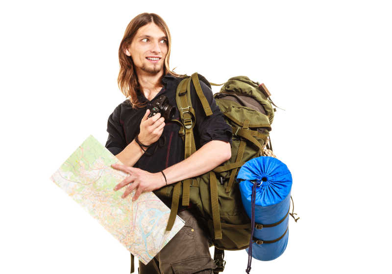 白色背景下男性背包客旅游