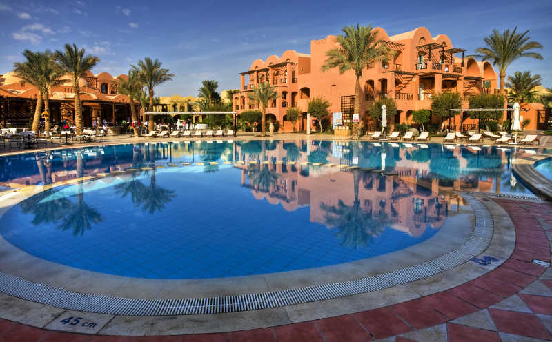 热带度假村游泳池特写