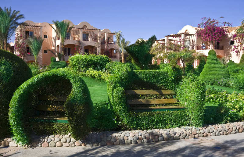 热带度假村里独特造型的凉椅