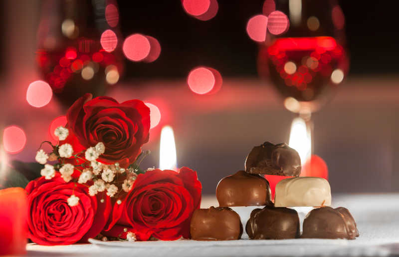 红玫瑰和巧克力布置浪漫情人节约会之夜