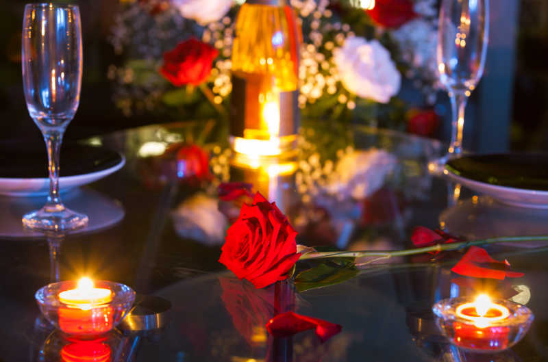 情人节浪漫的餐桌布置