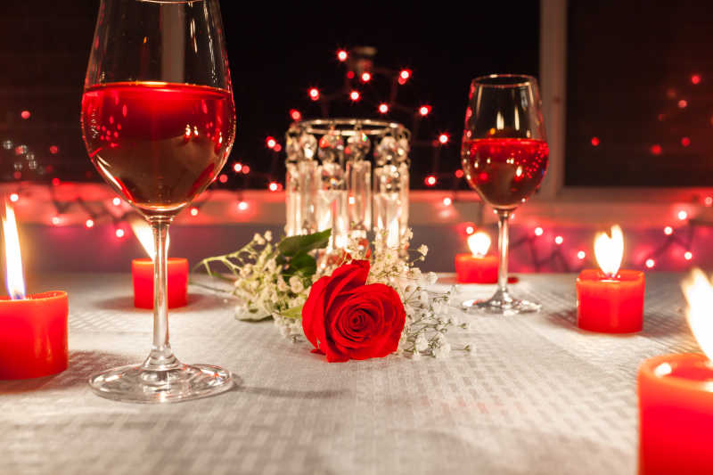 桌上的浪漫晚餐布置红酒蜡烛红玫瑰