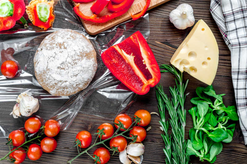 深色背景下的什锦蔬菜和面包