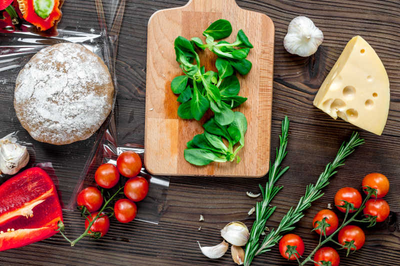 褐色背景下的什锦蔬菜和面团