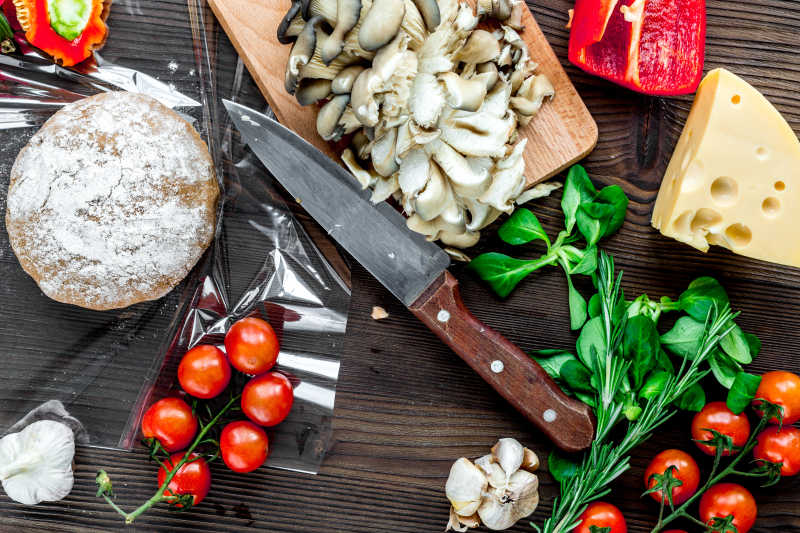 深褐色背景上的什锦蔬菜和面团