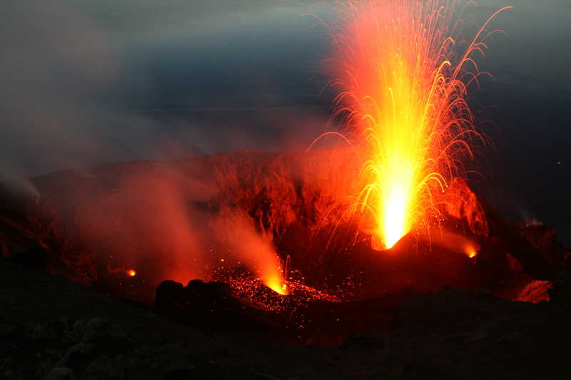 斯特龙博利火山喷发