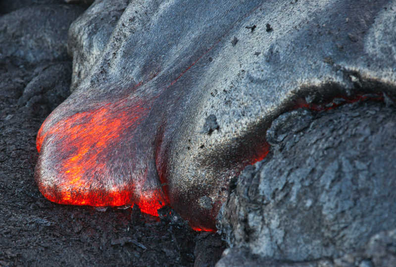 炽热的熔岩流入夏威夷大岛的太平洋