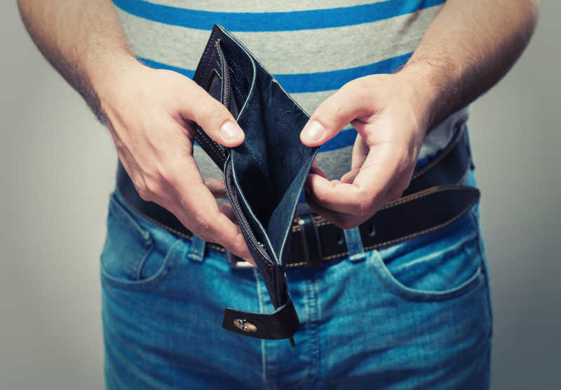 手拿着一个空空如也的钱包