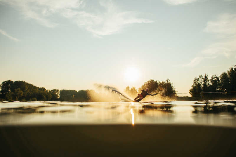 日落的阳光下男子正在滑水冲浪