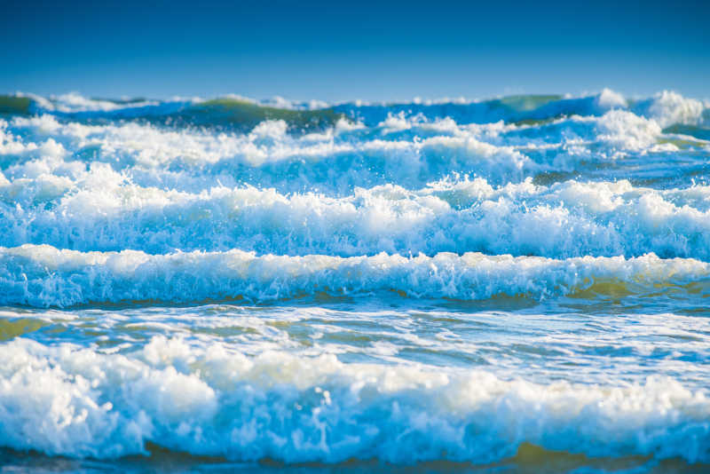 蓝色的一层一层大海波浪