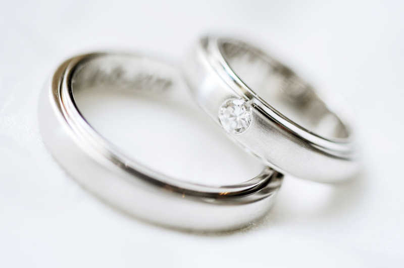 白色背景下的结婚戒指