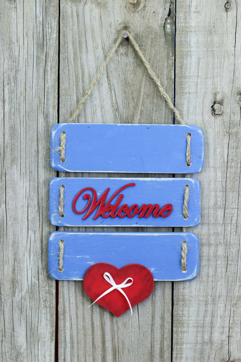 挂在门上的欢迎标志牌喝红色的心