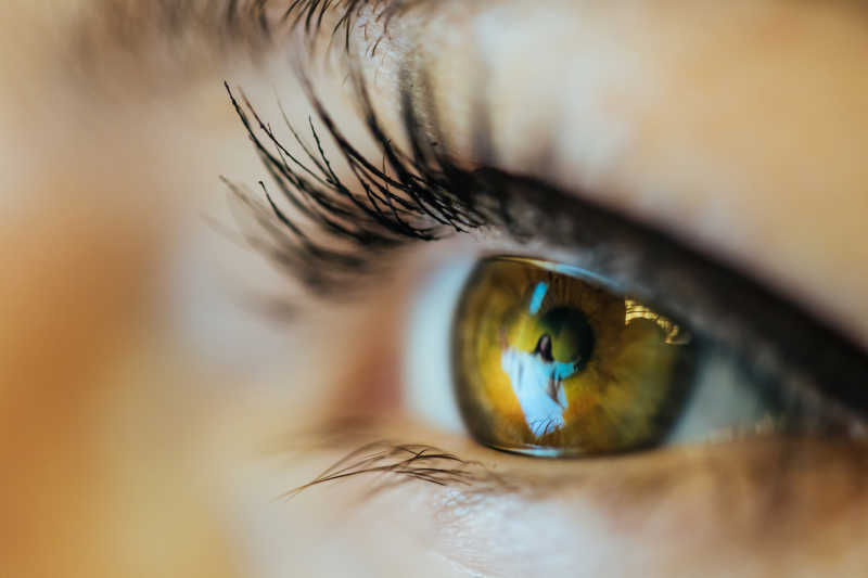 女人眼睛特写里面倒映着耶稣的影像