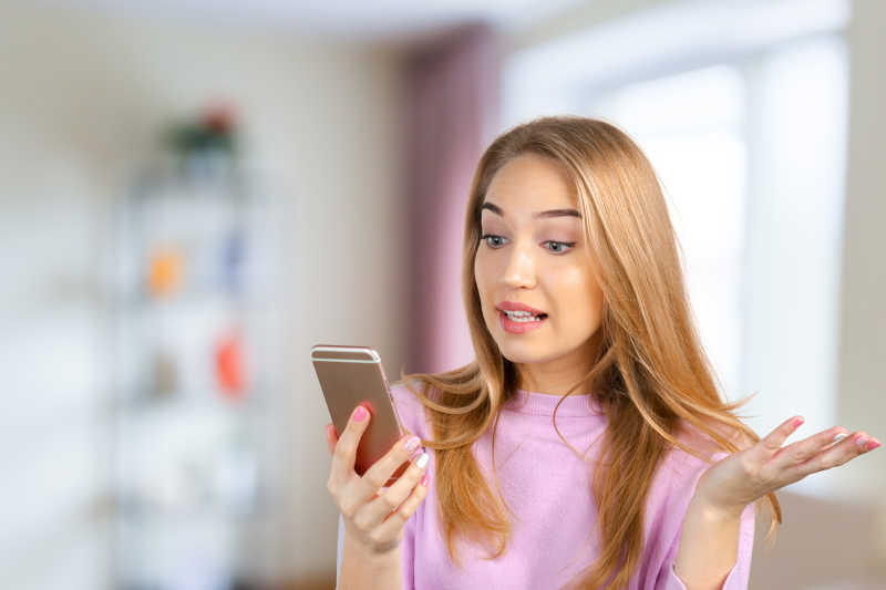 美女无语的看着手机