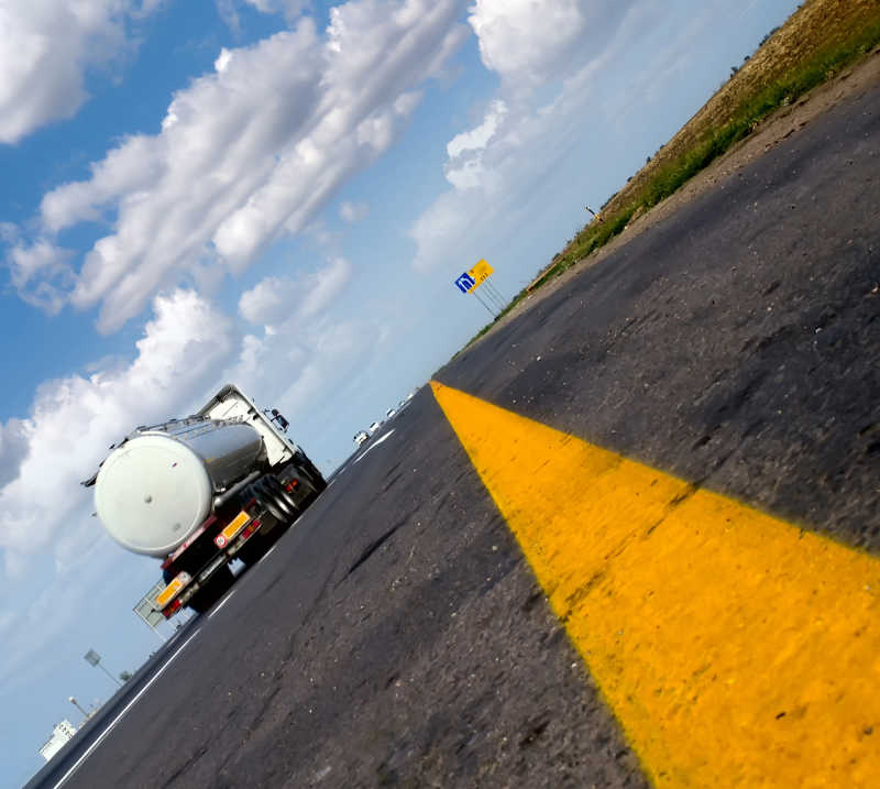 在高速公路上的油气罐车
