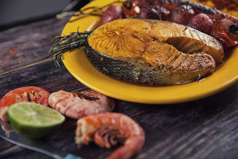 烤三文鱼牛排配炒蔬菜