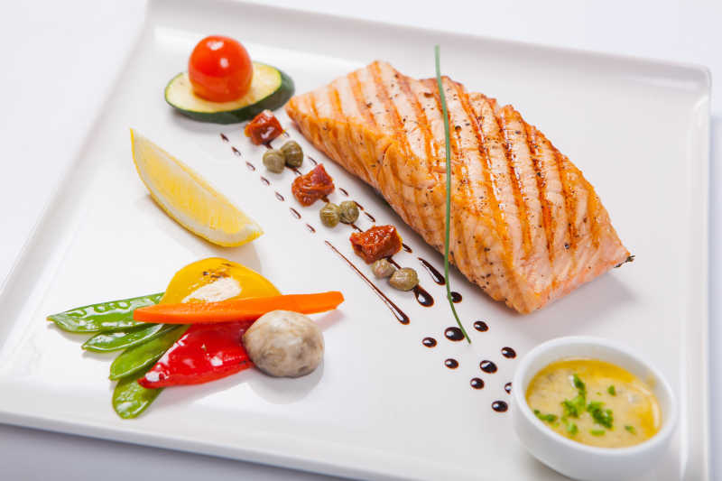 烤三文鱼和蔬菜在白板上