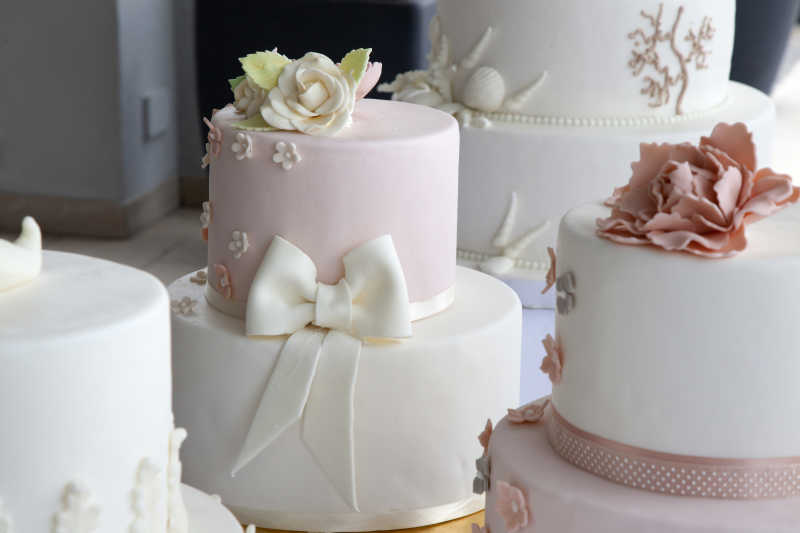 婚礼所需的白色奶油蛋糕