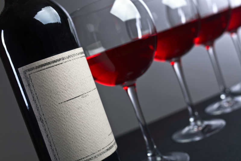 红酒或葡萄酒酒瓶酒杯特写