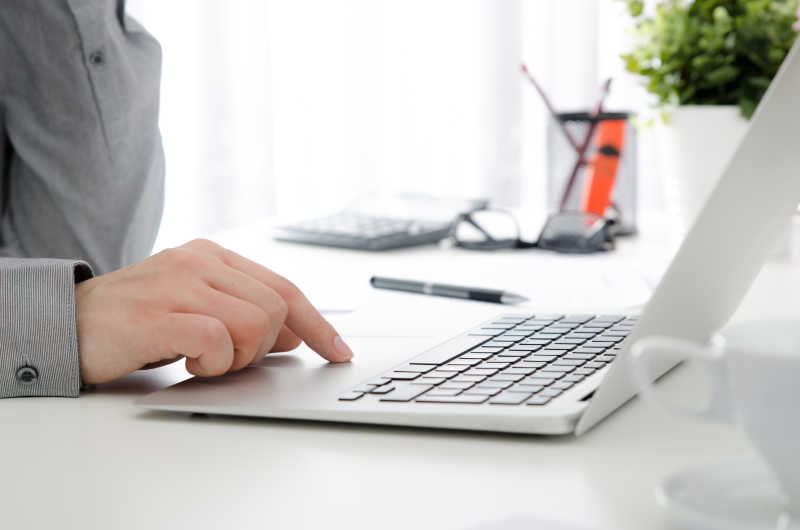 用笔记本电脑工作的商人