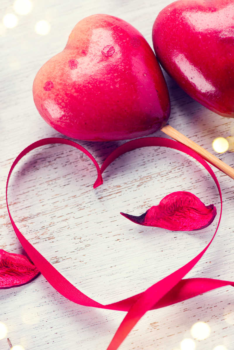 优雅的红色缎礼品丝带和几个红色的心