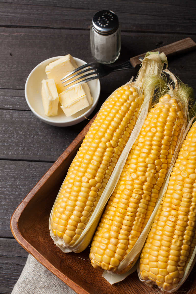 新鲜玉米和黄油特写