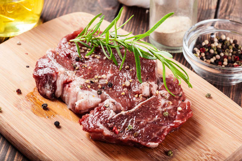 砧板上的生牛排