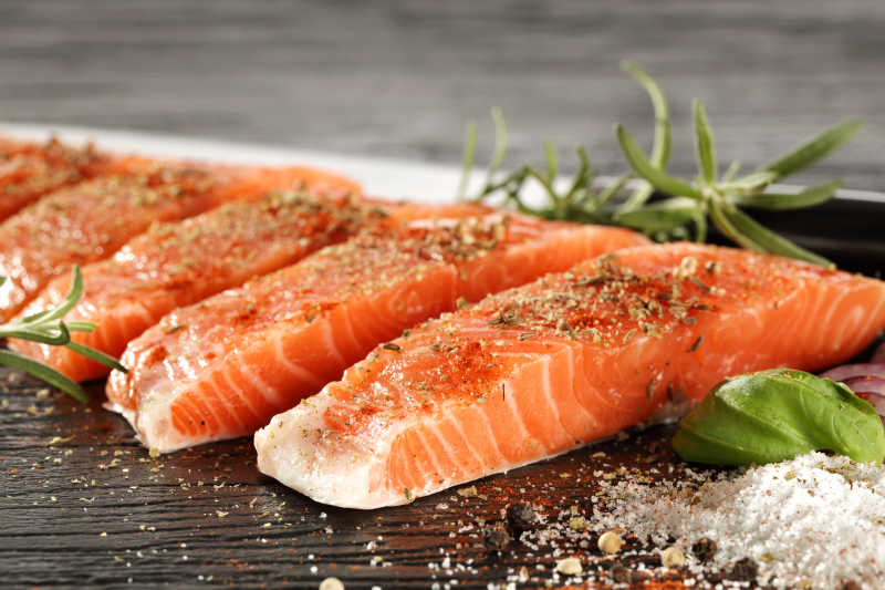 鲑鱼迷迭香和香料