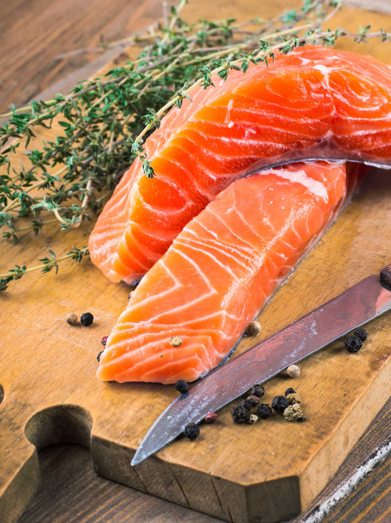 砧板上的三文鱼和迷迭香
