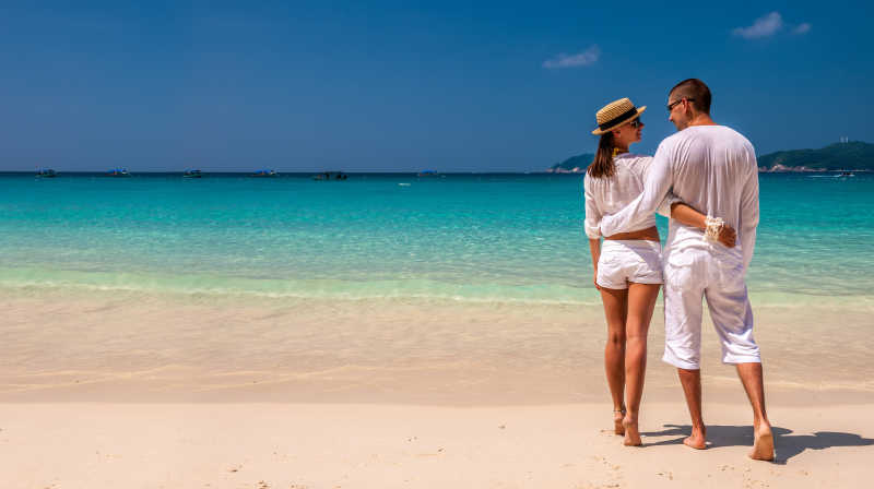 海滩上的一对幸福的夫妇