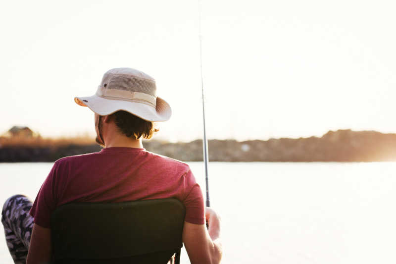 阳光下钓鱼爱好者的背影