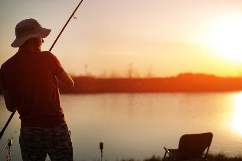 晚霞下的钓鱼爱好者