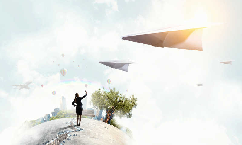 女商人看着天空纸飞机那种的感觉