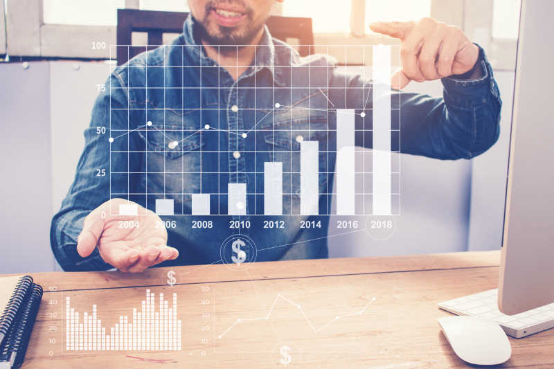 商人手显示14年来物流业绩的增长曲线图