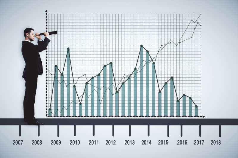 灰色数字曲线背景下年轻商人用双筒望远镜看着远方