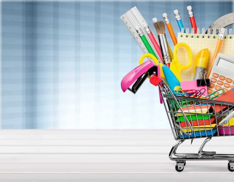 小型购物车里的学习用品